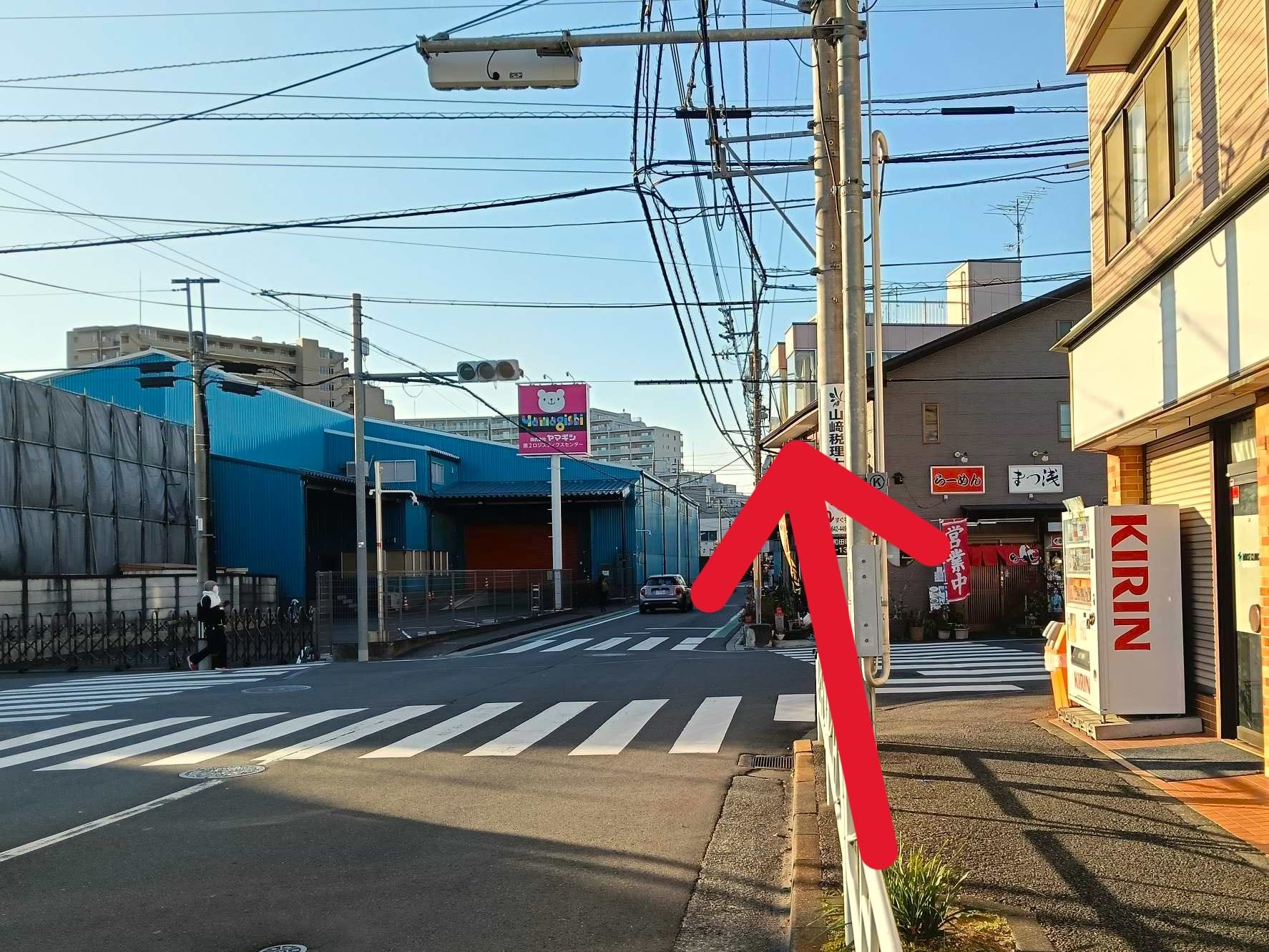 らーめん まつ浅を右手に、株式会社ヤマギシを左手に通過します